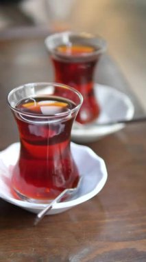 İki bardak aromatik çay bir masaya oturup rahatlamaya ve sıcaklığa davetiye çıkarır..