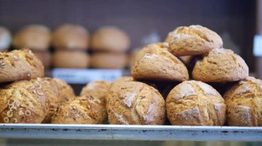 Müşteriler fırında yeni pişmiş ekmeğin tadını çıkarıyorlar..
