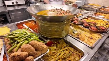 Canlı bir büfe çeşitli et ve sebze seçenekleri sunar..
