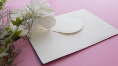Taze çiçekli güzel bir zarf, notlar için ideal..