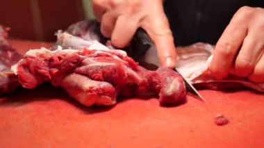 Mutfak ortamında elleri ustalıkla kesilmiş çiğ et..