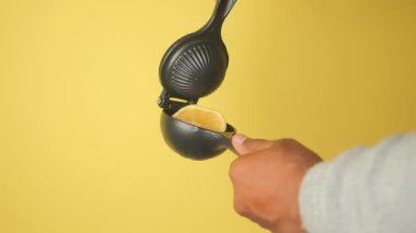 El bilgisayarı, parlak bir arka planda taze limonun suyunu çıkarıyor..