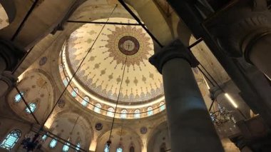 İstanbullar 'ın tarihi camiinin karmaşık tasarımlarını ve mimarisini araştırın..