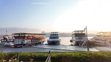 Hindi İstanbul 6 Mayıs 2025. Tekneler gün batımında yanaştı. .