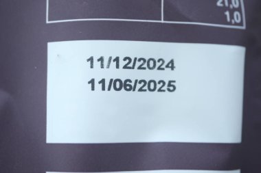 Ürün paketlemesi kalite güvencesi ve güvenlik için son kullanma tarihlerini gösteriyor.