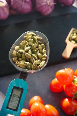 Yakındaki kiraz domatesli ve mor sebzeli yeşil tohumlar..