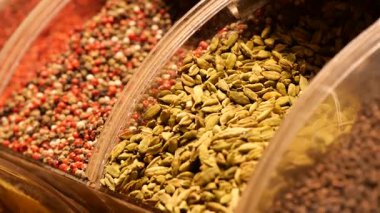 Canlı bir pazar ortamında renkli baharatlar satışa sunuluyor.