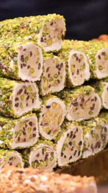 Fıstıklı tatlı sergileniyor. .