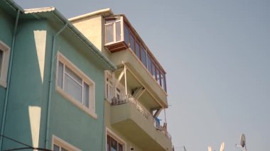 Bu renkli daire, bir yapının tepesinde kendine özgü bir balkon stiline sahiptir..
