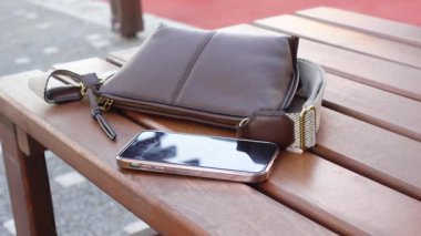 Ahşap masaya bırakılan kişisel eşyalar, akıllı telefon kavramını yitirmiş. ,