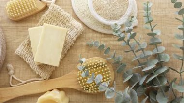 Doğal sabun, fırça ve okaliptüs içeren sakinleştirici bir düzen keşfedin..