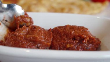 Mutfakta taze malzemeler kullanarak zengin ve lezzetli bir sos pişirmek..