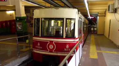 Öğleden sonra İstanbul 'da eski bir tramvayın görüntüsü.
