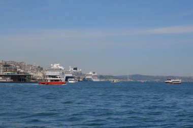 İstanbul 'un hareketli kıyı şeridi boyunca büyük yolcu gemileri demirledi.