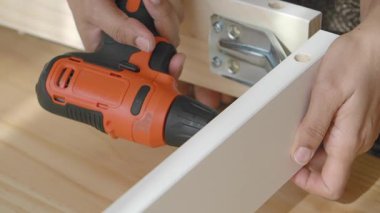 Elektrikli matkap ve basit aletler kullanarak sağlam bir raf nasıl monte edilir öğren.