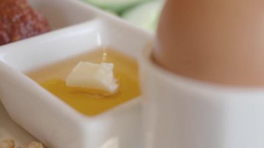 Güzel bir haşlanmış yumurta, daldırmak için tatlı şurubun yanında sergilenir..
