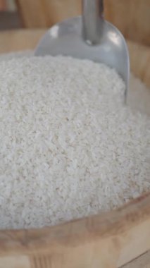 Beyaz pirincin yakın çekimi pürüzsüz dokusunu ve saflığını gözler önüne seriyor..