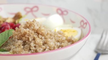 Yumurtalı, sebzeli ve soslu besleyici kinoa salatası hazırlıyorum..