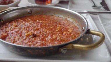 İstanbul 'da popüler bir Türk yemeği, canlı renkler sergiliyor.