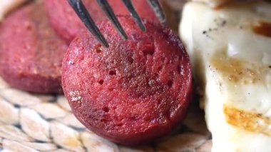 Lezzetli sosis yapma sanatını keşfetmek için taze, yerel malzemeler kullanın..