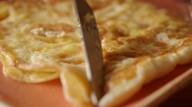 Çıtır Omlet Servis İçin Porsiyonlara Kesiliyor.