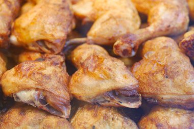 Meşgul bir gıda pazarında yakın düzenlenmiş kızarmış tavuk parçaları..