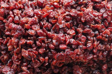 Yaban mersinleri yüksek istiflenmiş, zengin renklerini sergiliyorlar..