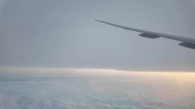 Çarpıcı bulut oluşumlarının ve uçak kanadının yumuşak ışığının tadını çıkarın..