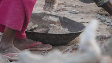 İşçiler öğleden sonra vakti dikkatle tuğla ve enkaz topluyor..