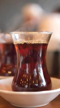 Sıcak bir atmosferde arkadaşlarla çayın tadını çıkarıyorum..