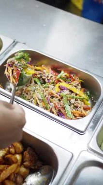 Markette canlı bir salata için taze sebzeler harmanlandı..