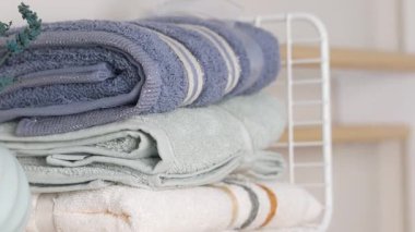 Yumuşak havlular temiz ve şık bir banyo dekorunda düzenlenir..