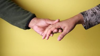 İki el nazikçe bir araya gelir. Bağlantı ve sıcaklık anında..