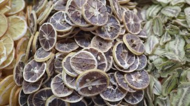 Renkli kurutulmuş limon ve limon dilimleri çekici bir görüntü yaratır..