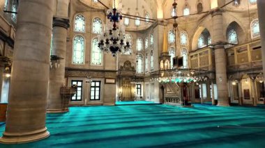 Çarpıcı bir cami iç mimarisi. Karmaşık tasarımlar ve canlı dua halılarıyla..