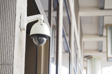 Girişi gözetleyen bir binaya güvenlik kamerası yerleştirildi..