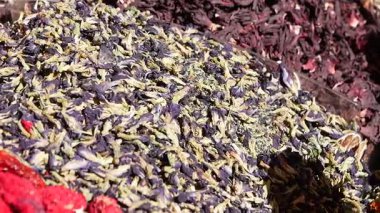 Yerel bir markette kuru çiçekleri keşfediyorum.,