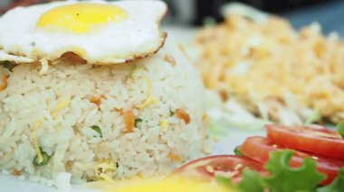 Yumurtalı, taze sebzeli ve malzemeli leziz bir tabak pilavın tadını çıkarın..