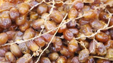 Taze toplanmış kuru tarihler yerel bir pazarda sergilenir.