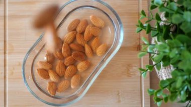 Bademler suya batmış durumda. Yemeklere sağlıklı bir ilave olmaya hazırlanıyorlar..