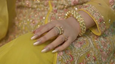 Güzel dekore edilmiş bir el, bir etkinlikte şaşırtıcı yüzükler ve bilezikler sergiliyor..