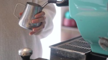 Sabahın köründe yerel bir kafede kahve yapmak..