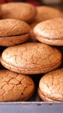 Sıcak kurabiyeler bir tepside soğuyor, güzel dokularını ve renklerini gösteriyor..