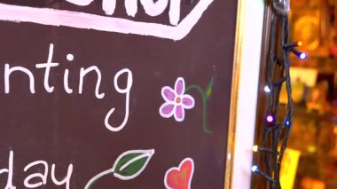 Renkli süslemeleri olan hoş bir sanat dükkanında eğlenceli bir resim etkinliği.