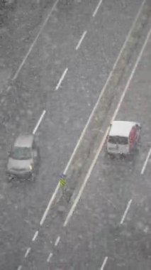 Şiddetli kar yağışı kış boyunca otoyolda trafik akışını etkiledi.