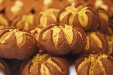 Pastane vitrininde özel desenli lezzetli kurabiyeler..