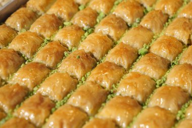 Kalabalık bir pazarda yeni hazırlanmış baklava yem alıcıları..