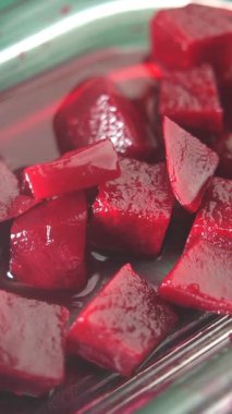 Renkli kırmızı jelatin küpleri tatlı için servis tepsisine otururlar..