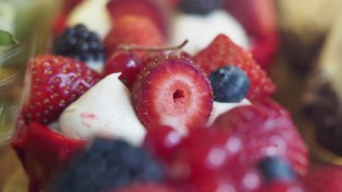 Taze çilek, yaban mersini ve krema çok güzel düzenlenmiş..