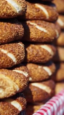 Taze pişmiş Türk simit pazarda sergilendi.